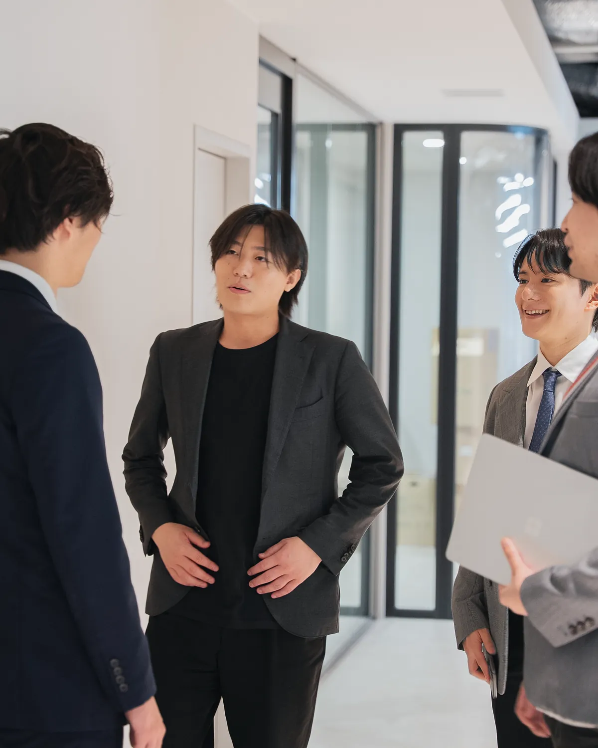 オフィスの廊下で話すメンバー